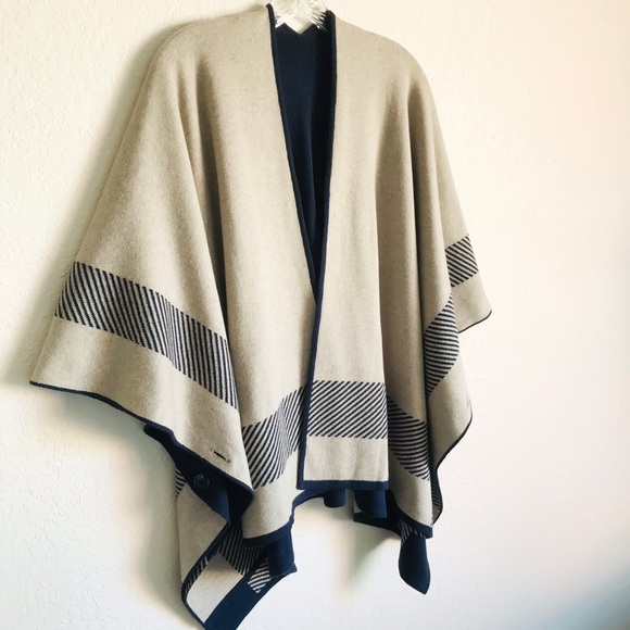 CAbi Reversible Navy/Tan Wrap Sweater Shawl Poncho Open Front Button Sides LNWOT - Picture 4 of 14